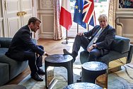 Francouzský prezident Emmanuel Macron (vlevo) a britský premiér Boris Johnson během schůzky v  Elysejském paláci v Paříži