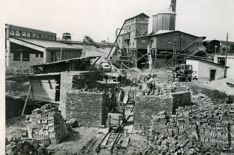 Výstavba elektrárny Hodonín (50. léta 20. století) - začátek stavby cihelného komína K4 102m v roce 1955. V pozadí betonárka, která sloučila po celou stavbu EHO v letech 1952-1958.