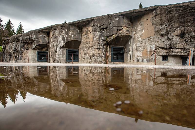 Na tvrzi Haničce se prolínají dvě doby. Předválečná, kdy měla tvrz sloužit jako součást opevnění proti rozpínavosti nacistického Německa, a období socialismu