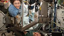 Astronautky Christina Kochová (nahoře) a Jessica Meirová při práci na Mezinárodní vesmírné stanici. Tyto dvě ženy uskutečnily první čistě ženský spacewalk v dějinách.