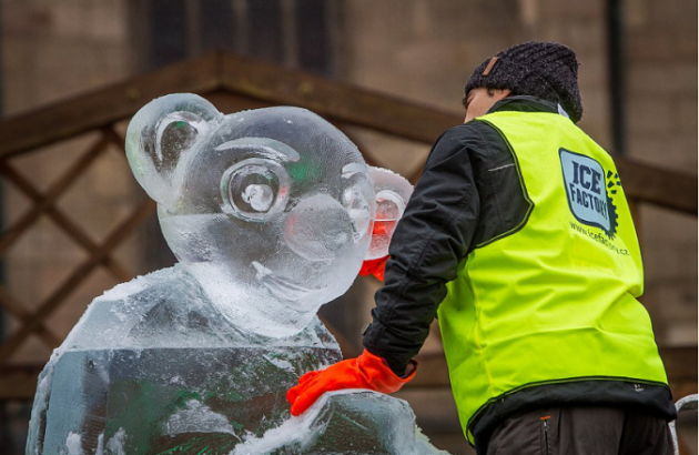 Firma ICE FACTORY Lukáše Touška přetváří vodu na ledové umění. Podívejte se sami, jak vznikají jejich unikátní ledové sochy