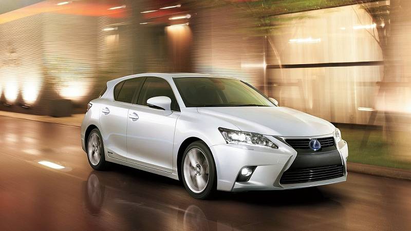 8. Lexus CT200h. Hodnocení: 92,43 %. Malý Lexus se především líbí, vlastníci kromě toho oceňují infotainment a konektivitu či kvalitu zpracování a spolehlivost. Nejhorší hodnocení si vůz vysloužil za praktičnost a jízdní projev.