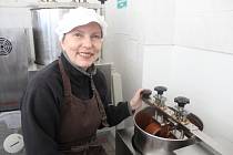 Michaela Dohnálková v čokoládové manufaktuře Míšina čokoláda vyrábí čokoládu metodou bean to bar