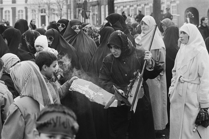 Muslimové pálí knihu Satanské verše na demonstraci v Haagu, která se uskutečnila 3. března 1989. Demonstrace, na níž se objevila i spousta hesel vyhrožujících autoru knihy Salmanu Rushdiemu smrtí, se zúčastnilo asi pět tisíc muslimů