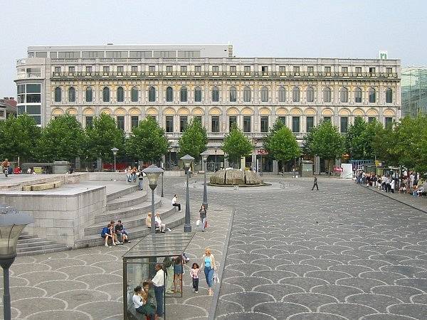 Náměstí Saint Lambert v belgickém Lutychu. V roce 2011 zde zemřelo při krvavém útoku šest lidí. Útočník do davu házel granáty a střílel.