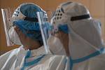 Zdravotníci v ochranných oblecích při ošetřování pacienta s koronavirem, 12. října 2020.