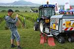 Bez řidiče. Unikátní robot pomáhá pěstitelům přímo ve vinici. Při vinohradnickém jarmarku Kázání ve vinici na Břeclavsku představili také elektro herbicid. Stroj likviduje plevel dávkou elektrického proudu. Bezpečně a bez nutnosti chemického postřiku.