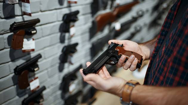 Novela zákona o zbraních: Prodejci budou muset hlásit podezřelé nákupy