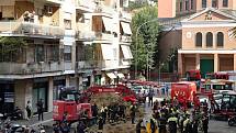 Italským hasičům zabralo osm hodin, než se dostali k muži zasypanému v tunelu v centru Říma. Zřejmě šlo o člena gangu, který chtěl vyloupit nedalekou banku.