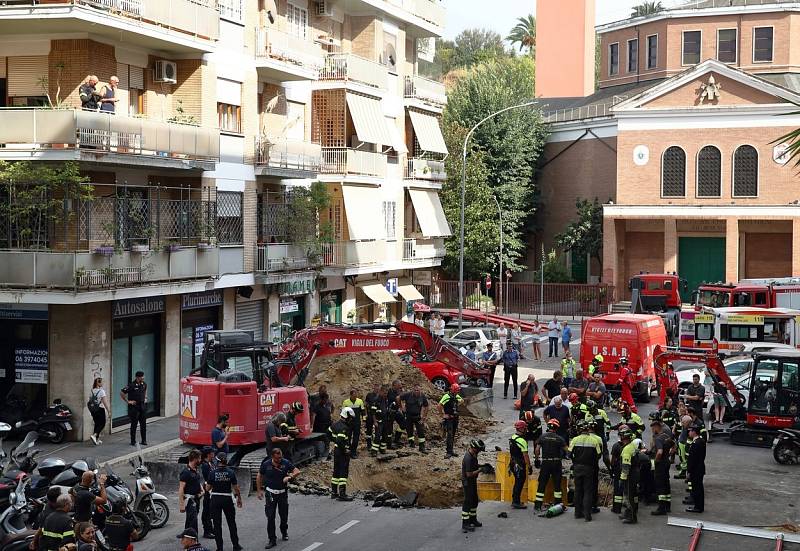 Italským hasičům zabralo osm hodin, než se dostali k muži zasypanému v tunelu v centru Říma. Zřejmě šlo o člena gangu, který chtěl vyloupit nedalekou banku.