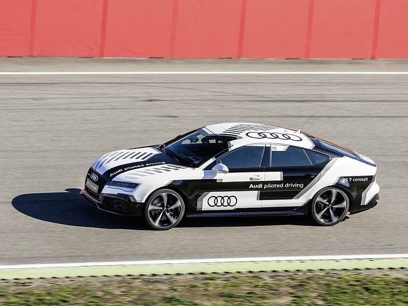 Audi pustilo na závodní okruh model RS 7 bez řidiče.