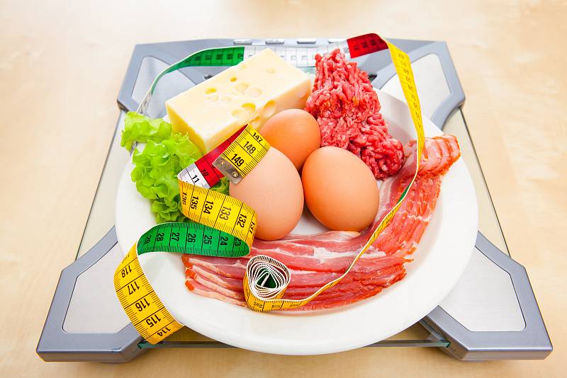 Princip Low Carb diety je jednoduchý: stačí vyvarovat se v jídle sacharidů a soustředit se na tuky a bílkoviny