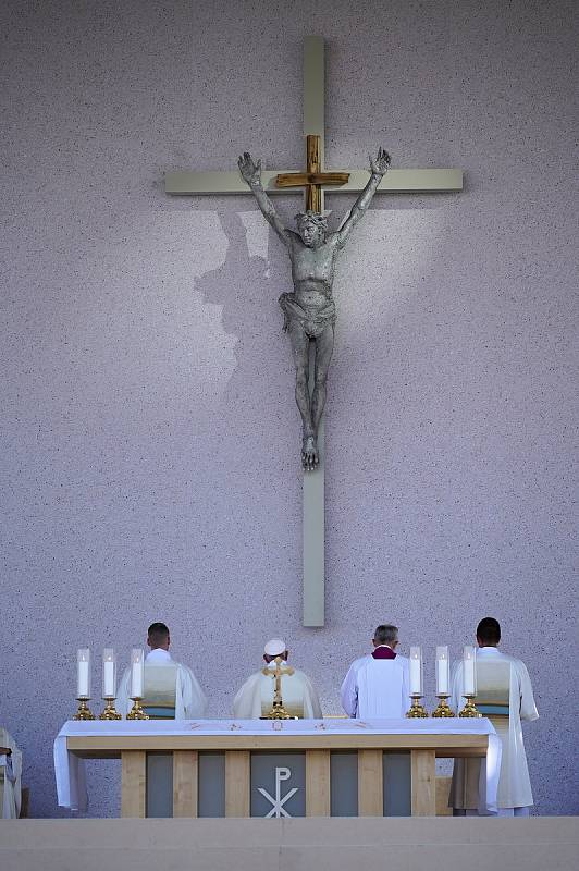 Papež František sloužící bohoslužbu ve slovenském Šaštíně. Dorazilo téměř padesát tisíc věřících a poutníků. Na pódiu je velký kříž, jehož srdce tvoří dřevo z trámů tornádem poškozeného kostela v Moravské Nové Vsi.