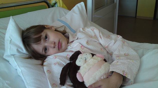 Devítiletá Simča v nemocnici, když onemocněla epilepsií