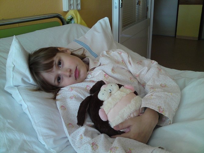 Devítiletá Simča v nemocnici, když onemocněla epilepsií