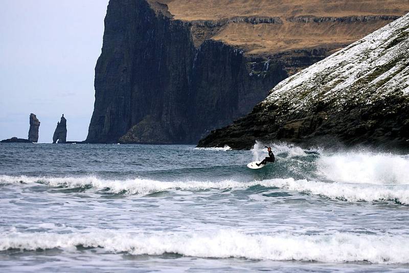 Faerské ostrovy jsou také cílem mnoha surfařů