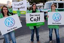Greenpeace protestují proti novému Golfu.