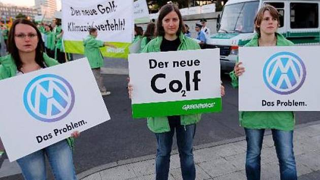 Greenpeace protestují proti novému Golfu.