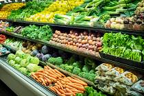Zelenina v regálech obchodu s potravinami. Ilustrační snímek
