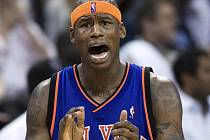 Al Harrington burcuje své spoluhráče z New York Knicks.