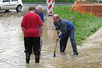 V úterý odpoledne pomáhali lidem s úklidem hasiči. Zaplavena byla i střední škola.