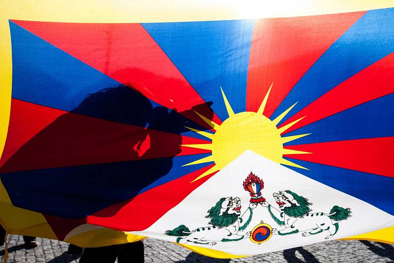 Na pivovarském náměstí v Hradci Králové opoziční zastupitelé vyvjěsili vlajku pro Tibet.