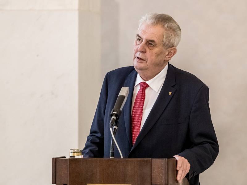 Miloš Zeman na Pražském hradě ohlásil svou kandidaturu na prezidenta.