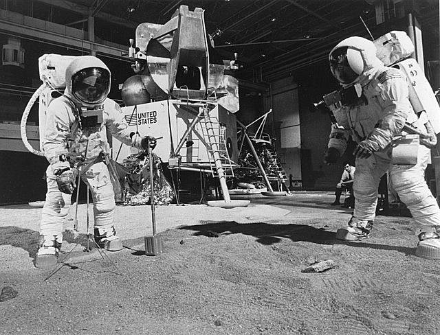 Astronauti Apolla 11 během nácviku své činnosti na měsíčním povrchu