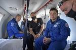 Astronauti NASA Robert Behnken (vpravo) a Douglas Hurley při cestě vrtulníkem na námořní základnu Pensacola poté, co s lodí Crew Dragon přistáli v Mexickém zálivu, 2. srpna 2020.