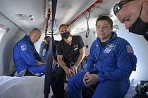 Astronauti NASA Robert Behnken (vpravo) a Douglas Hurley při cestě vrtulníkem na námořní základnu Pensacola poté, co s lodí Crew Dragon přistáli v Mexickém zálivu, 2. srpna 2020.