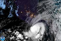 Satelitní snímek tropické bouře Agatha u mexického pobřeží na snímku z 30. května 2022