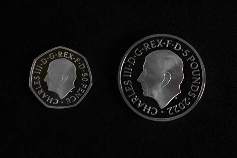 Britská mincovna Royal Mint představila první mince s portrétem nového panovníka, krále Karla III.
