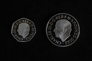 Britská mincovna Royal Mint představila první mince s portrétem nového panovníka, krále Karla III.