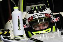 Lídr šampionátu Jenson Button čeká se svým Brawnem v boxech během tréninků na Nürburgringu. 