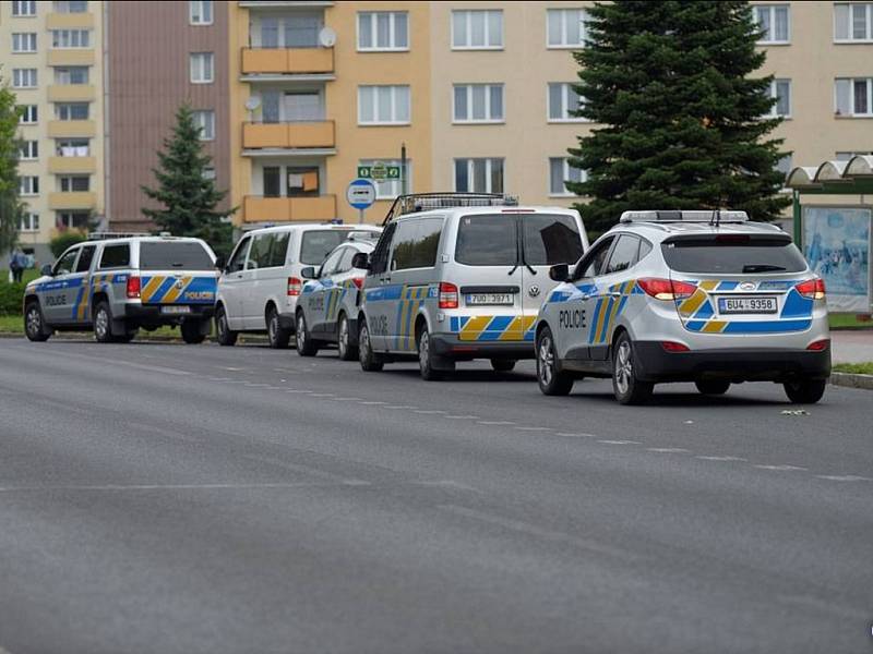 V Klášterci policisté od rána vyslýchali osoby z dívčina okolí, shromažďují poznatky a vyhodnocují informace, jež by mohly vést ke zjištění pachatele.