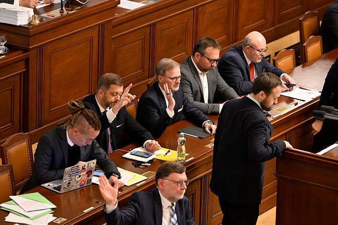 Členové vlády na jednání poslanecké sněmovny ke konsolidačnímu balíčku, 13. 10. 2023