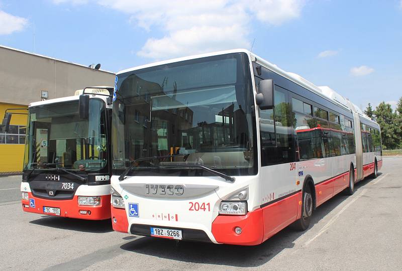 Více než polovinu vozového parku autobusů brněnského dopravního podniku tvoří vozidla jezdící na zemní plyn.