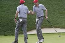 Golfisté Phil Mickelson (vlevo) a Keegan Bradley na Prezidentském poháru.