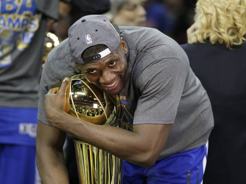 Festus Ezeli z Golden State s mistrovskou trofejí.