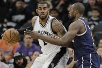 LaMarcus Aldridge ze San Antonia (vlevo) a Serge Ibaka z Oklahomy.