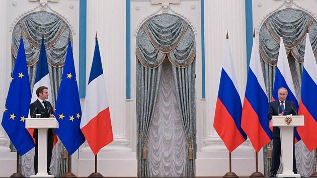 Zprava ruský prezident Vladimir Putin a jeho francouzský protějšek Emmanuel Macron.