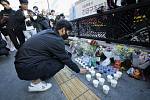 Lidé v jihokorejském Soulu 30. října 2022 zapalovali svíčky a pokládali květiny poblíž místa, kde o den dřív v tlačenici při oslavách Halloweenu zemřelo víc než 150 lidí