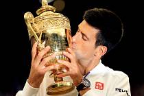 Novak Djokovič se slavnou trofejí pro vítěze Wimbledonu.