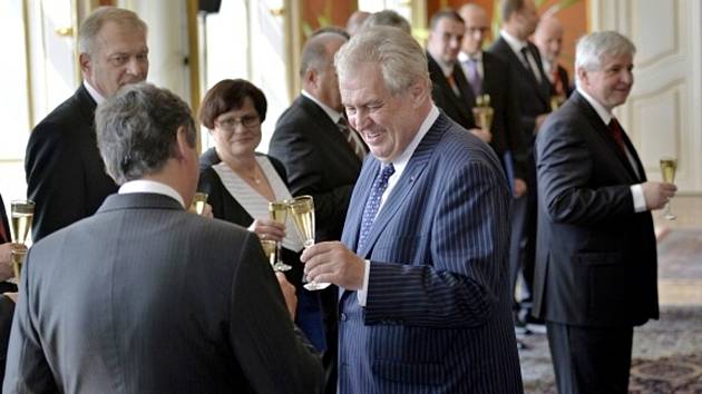 Prezident republiky Miloš Zeman (uprostřed) jmenoval 10. července v Praze ministry nové úřednické vlády Jiřího Rusnoka (vpravo). Na snímku slavnostní přípitek.