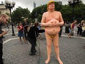 Socha nahého Donalda Trumpa vytvořená v srpnu 2016 před prezidentskými volbami.