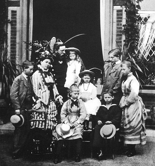 Pozdější německý císař Fridrich III. s manželkou Viktorií a jejich dětmi.