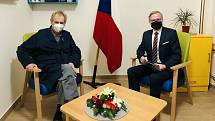Předseda ODS a kandidát na premiéra Petr Fiala (vpravo) navštívil prezidenta Miloše Zemana 17. listopadu 2021 v Ústřední vojenské nemocnici v Praze