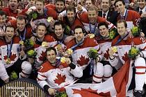 Hokejisté Kanada pózují se svými zlatými olympijskými medailemi.
