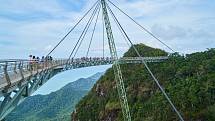 K malasijskému vrcholu vrcholu Gunung Mat Cincang zase vede Langkawi Sky Bridge.