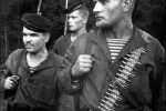 Fotografie z článku „Nenávist ovládá pobaltské námořníky“ v novinách „Leningradskaja Pravda“, autoři V. Kočetov a M. Michaljov, 194